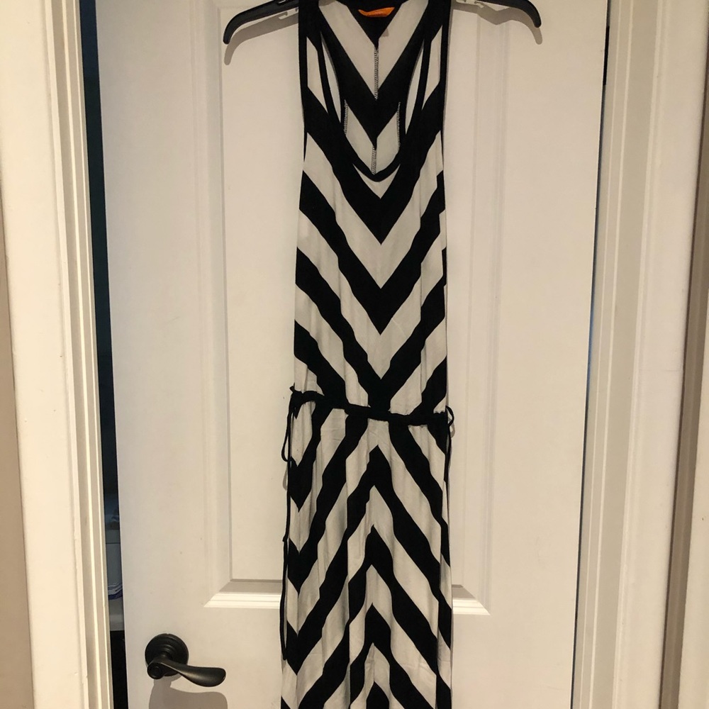 Sleeveless midi dress.